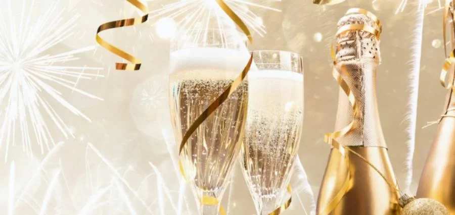 Roupas leves, acessÃÂ³rios dourados e sandÃÂ¡lias metalizadas sÃÂ£o apostas para este RÃÂ©veillon