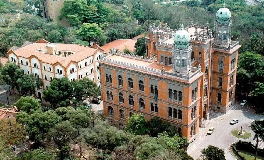 Fiocruz pede autorizaÃÂ§ÃÂ£o de uso emergencial da vacina contra o Covid-19 para Anvisa