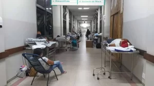 Idosa internada em maca do Hospital Geral de Palmas nÃÂ£o recebe os devidos cuidados
