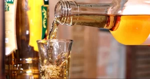 Indústria do álcool movimenta bilhões no Brasil e mira expansão, mas enfrenta críticas da área da saúde