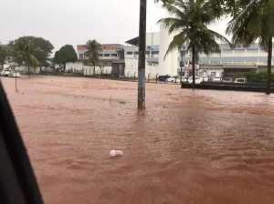 Chuva desta segunda-feira causa alagamento em ruas de AraguaÃÂ­na; homem chegou a ser arrastado