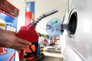 Economia: PreÃÂ§o da gasolina nas refinarias sofre aumento de 8% a partir desta terÃÂ§a-feira, 19