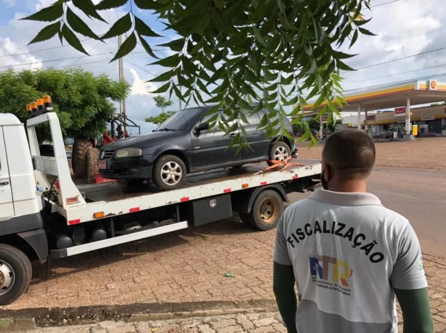 Carro transportando passageiros irregular ÃÂ© apreendido pela ATR entre Buriti e AugustinÃÂ³polis