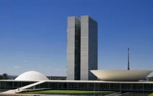 VÃÂ­deo com caÃÂ§a Gripen da Fab passa no meio do prÃÂ©dio do Congresso Nacional ÃÂ© verdade ou mentira?