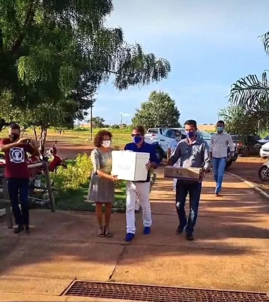 Prefeito de Colinas e vice fazem questÃÂ£o e entregam pessoalmente primeiras doses de vacina a SecretÃÂ¡ria Municipal de SaÃÂºde