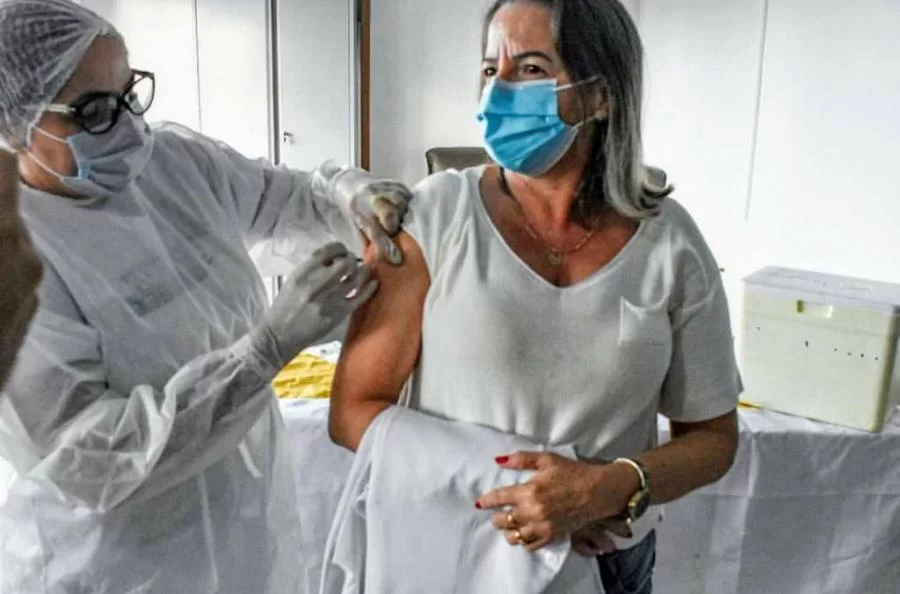 TrÃªs profissionais da saÃÂºde que trabalham na linha de frente da Covid-19 foram as primeiras imunizadas