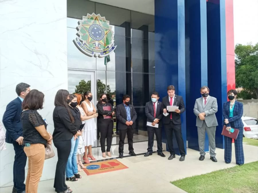 Representantes da OAB fazem desagravo contra juiz e PM que ameaÃÂ§ou violentar advogados em Araguatins