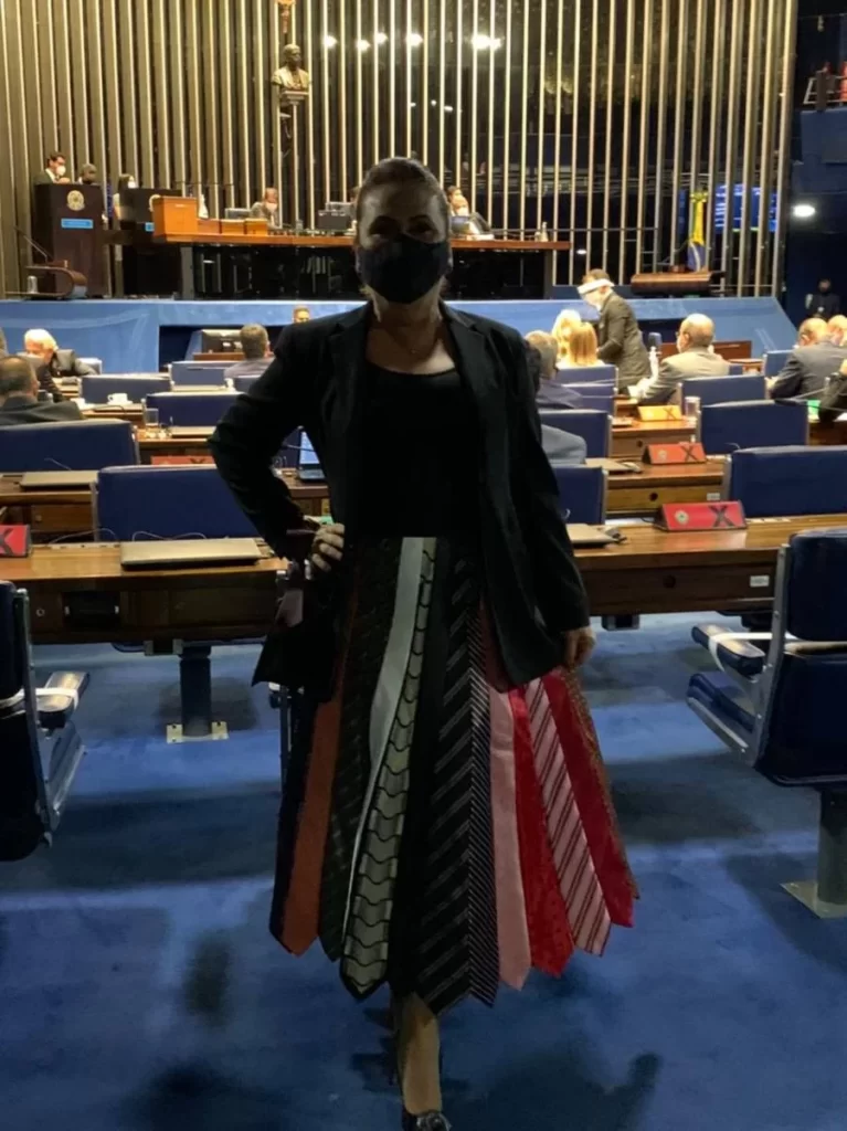 KÃÂ¡tia Abreu usa saia confeccionada com gravatas de senadores na eleiÃÂ§ÃÂ£o da mesa diretora do Senado Federal