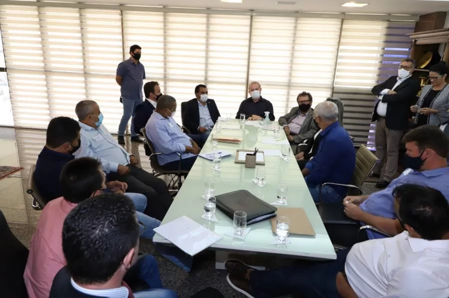 Deputado Vilmar de Oliveira e prefeitos levam demandas ao governador Mauro Carlesse