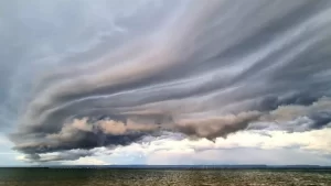 Fim dos tempos? NÃÂ£o! Meteorologista diz que nuvem que passou por cÃÂ©u da capital sÃÂ£o comuns na regiÃÂ£o