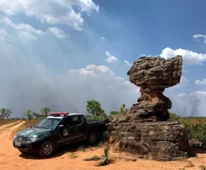 Homens sÃÂ£o autuados por picharem pedra da Baliza em Mateiros; Caso foi enviado ao MP