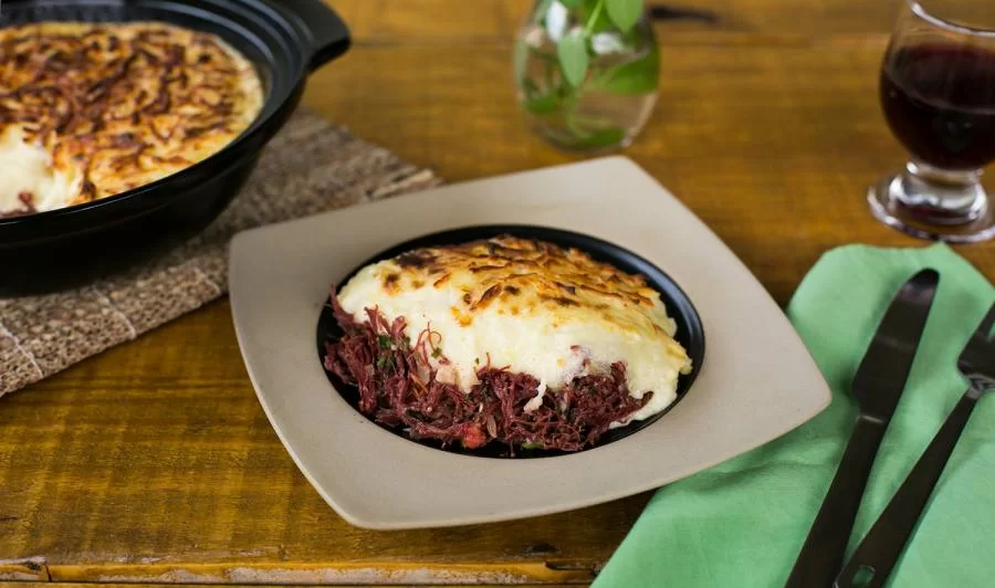 Aprenda a fazer escondidinho de carne de sol para fazer no fim de semana