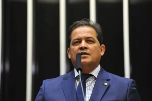 ApÃÂ³s negar suplÃªncia, Carlesse estuda candidatura avulsa de Gomes ao Senado