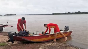 EmbarcaÃÂ§ÃÂ£o com sete pessoas naufraga no Rio AraguaÃÂ­na: Corpo de jovem que estava desaparecido foi encontrado