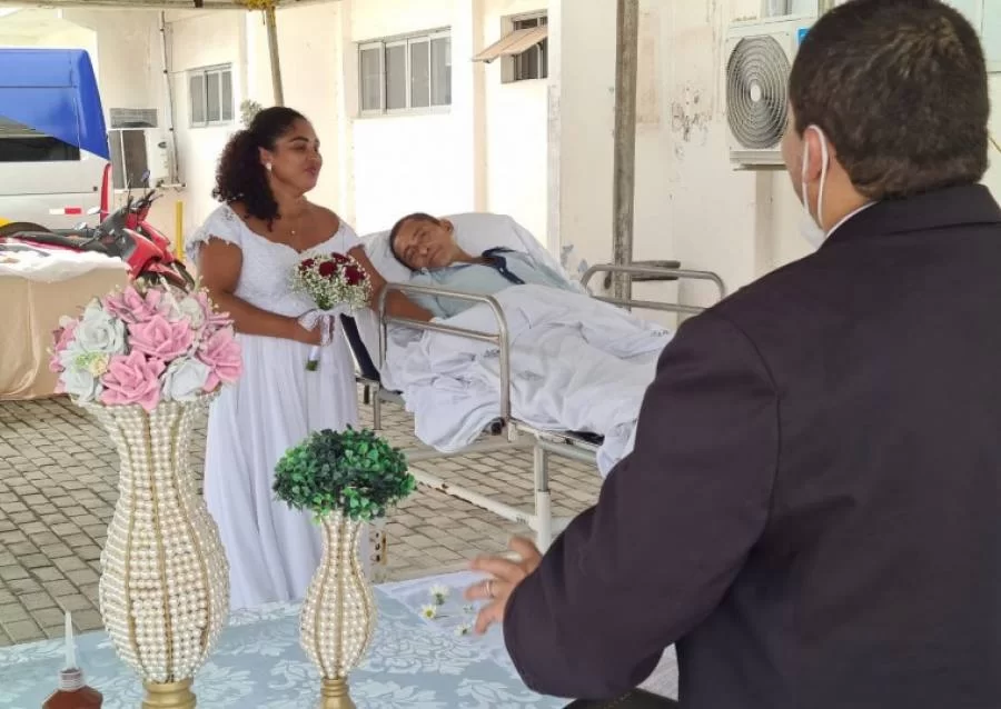 Homem com cÃÂ¢ncer que chegou a casar no Hospital regional de AraguaÃÂ­na morre em casa