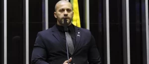 Parlamentar ÃÂ© preso em PetrÃÂ³polis acusado de apologia ao AI-5 e por defender fechamento do STF; Assessoria diz que teor ÃÂ© polÃÂ­tico