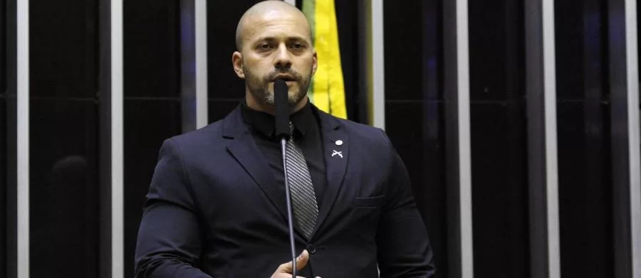 Parlamentar ÃÂ© preso em PetrÃÂ³polis acusado de apologia ao AI-5 e por defender fechamento do STF; Assessoria diz que teor ÃÂ© polÃÂ­tico