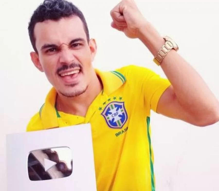 Youtuber de ParaÃÂ­so do Tocantins ganha placa apÃÂ³s superar 100 mil inscritos no YouTube