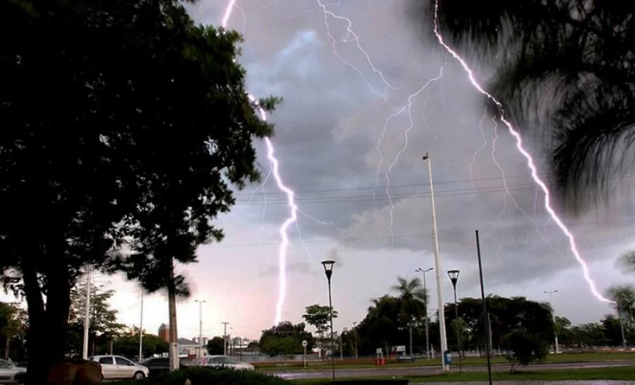 Tocantins registra quase 823 mil quedas de raios entre janeiro e fevereiro deste ano, diz dados do Inpe