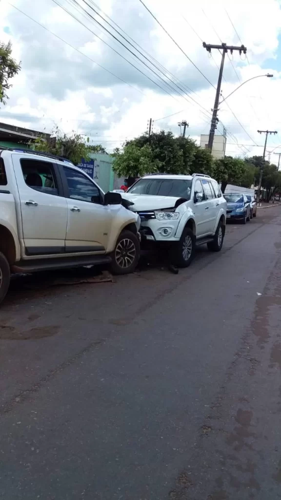 Susto! Carro de promotor de justiÃÂ§a se envolve em colisÃÂ£o em Colinas do Tocantins; envolvidos passam bem