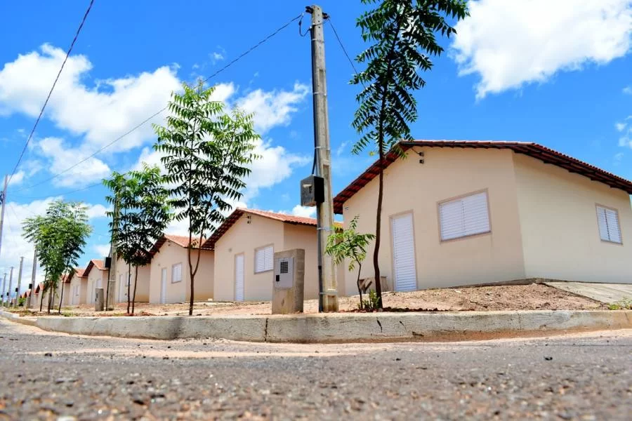 61 famÃÂ­lias assinaram contratos e receberam as chaves das suas casas prÃÂ³prias nesta sexta-feira, 05, em GuaraÃÂ­