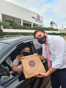 OAB/TO comemora Dia da Mulher e presenteia advogadas com a entrega de cerca de 300 kits em drive thru em Palmas