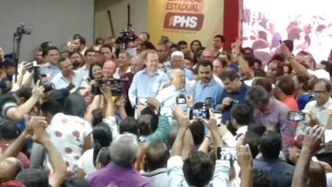 ApÃÂ³s a confirmaÃÂ§ÃÂ£o de seus nomes como candidatos ao Senado na chapa governista, Siqueira Campos (DEM) e CÃÂ©sar Halum (PRB) discursaram em palanque