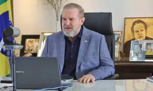 Governador Carlesse debate com ComitÃª de Crise proposta para limitar pessoas nas lojas e ampliar o horÃÂ¡rio de atendimento