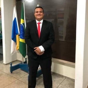 Vereador Leandro Coutinho propÃÂµe inclusÃÂ£o de profissionais da educaÃÂ§ÃÂ£o na lista prioritÃÂ¡ria de imunizaÃÂ§ÃÂ£o contra o Covid-19