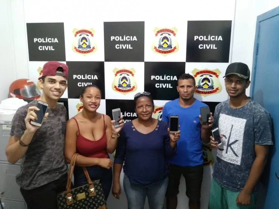PolÃÂ­cia Civil recupera e devolve cinco aparelhos celulares aos seus verdadeiros donos em GuaraÃÂ­