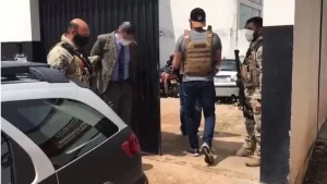 Homem de terno e gravata ÃÂ© aprendido com 50 quilos de maconha em Gurupi