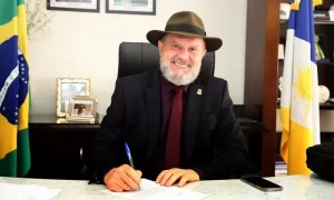 Aproveitando decreto que visa acabar com aglomeraÃÂ§ÃÂµes, Governador sugere a concessÃÂ£o de duas semanas de ponto facultativo a prefeitos