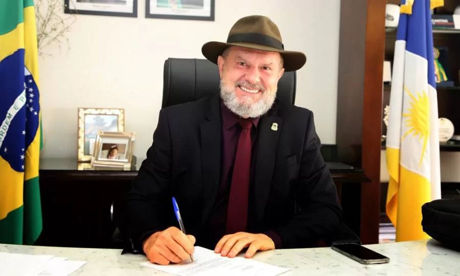 Aproveitando decreto que visa acabar com aglomeraÃÂ§ÃÂµes, Governador sugere a concessÃÂ£o de duas semanas de ponto facultativo a prefeitos