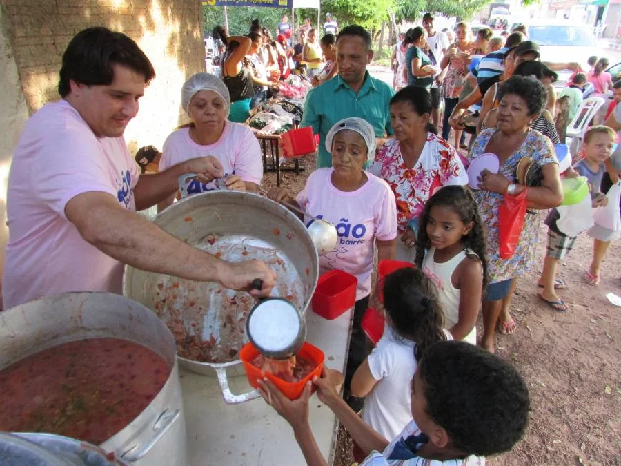 Eduardo Fortes por meio do seu Projeto AÃÂ§ÃÂ£o Bairro a Bairro realiza SopÃÂ£o SolidÃÂ¡rio para as famÃÂ­lias do setor Alto dos Buritis