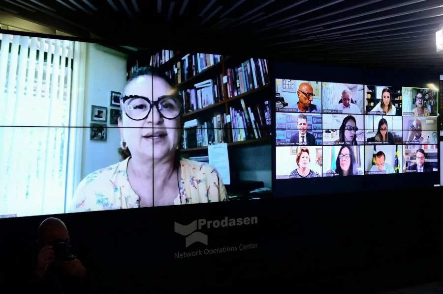 Senado aprova apelo internacional de KÃÂ¡tia  por 100 milhÃÂµes de doses ao Brasil contra o novo coronavÃÂ­rus