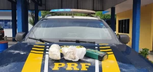 Mulher é presa com 3,2 kg de cocaína e crack em barreira PRF em Paraíso