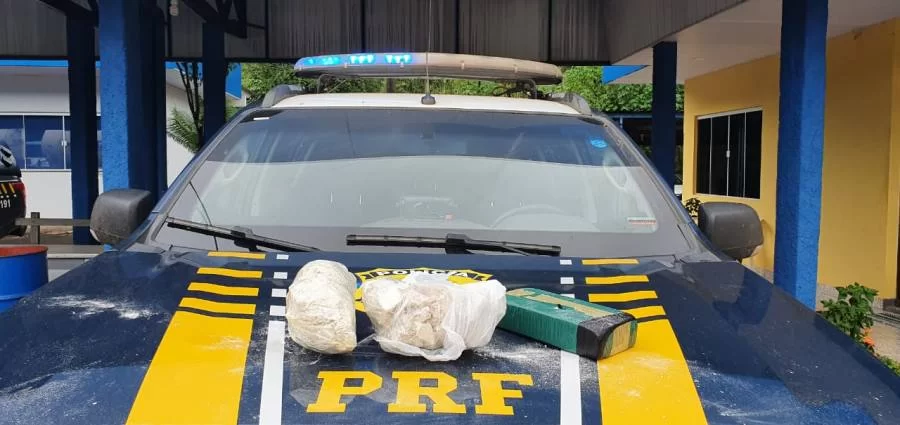 Mulher é presa com 3,2 kg de cocaína e crack em barreira PRF em Paraíso