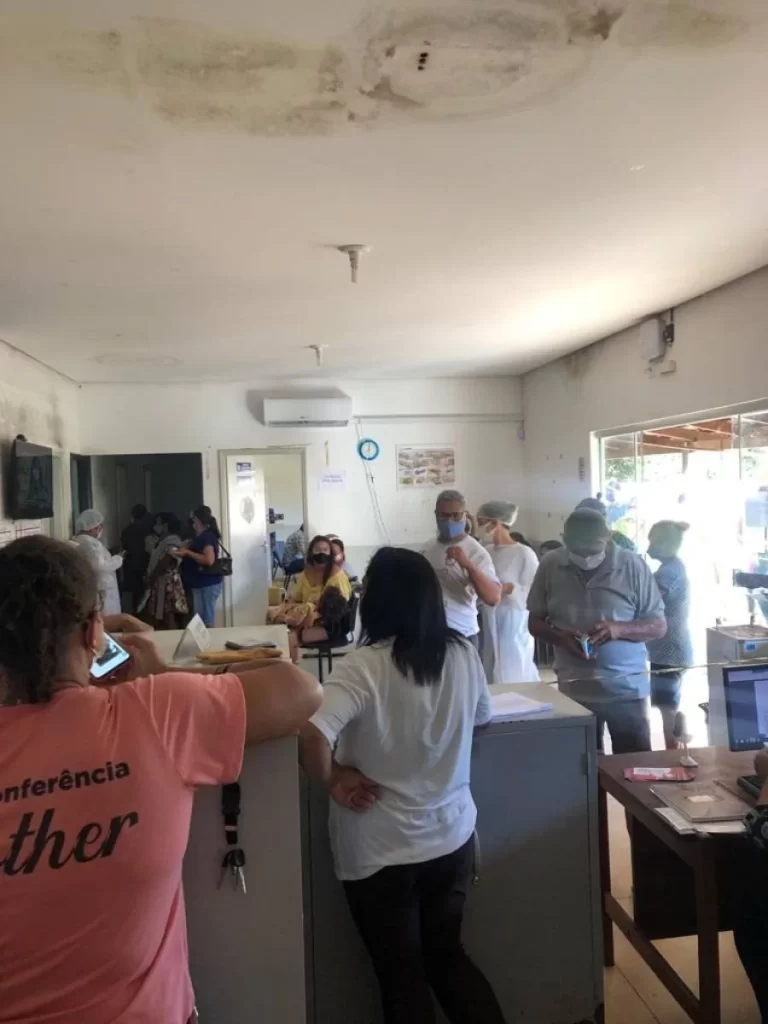 Vacinação contra o novo coronavírus em idosos de 69 a 65 anos gera aglomeração em unidade de saúde, em Colinas do Tocantins