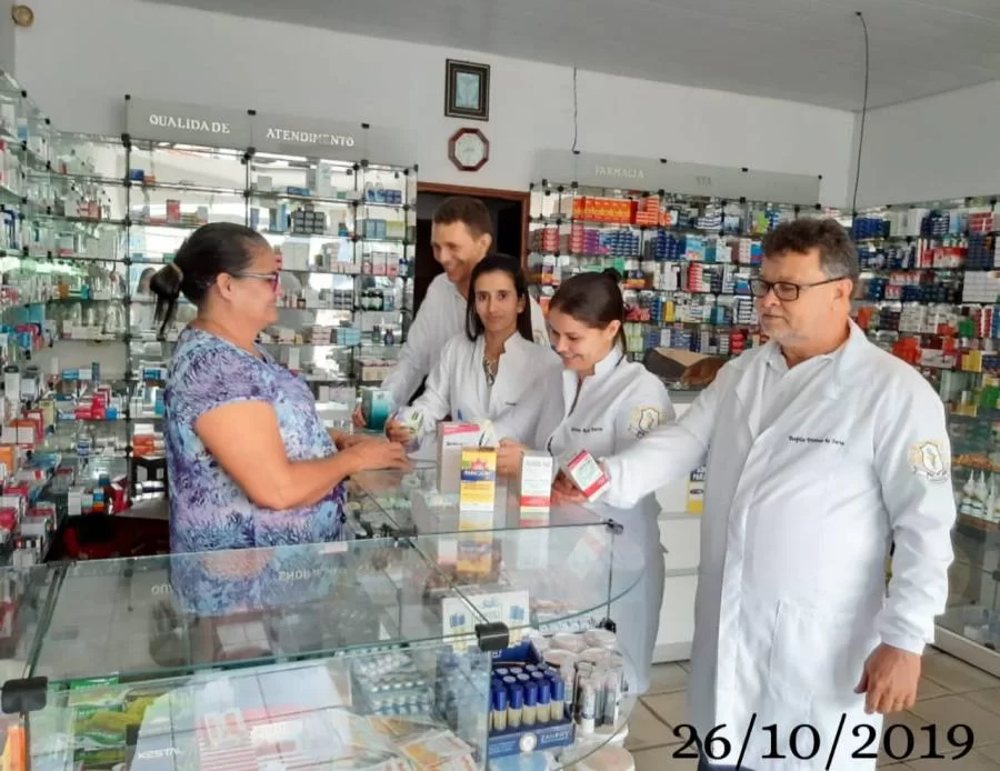 Família confirma vacinação e diz que Ãngela além de prestar atendimento na farmácia possui comorbidade; Ela está na lista prioritária, diz advogado