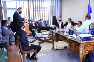 Vilmar faz gestão com prefeitos e tem o compromisso de Gomes para obras, equipamentos e recursos