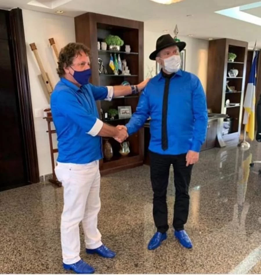 Carlesse veste figurino azul presenteado por prefeito de Colinas