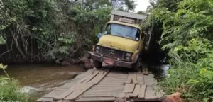Principal suspeito de furtar gado no norte do TO é detido após caminhão gaiola ficar preso em ponte