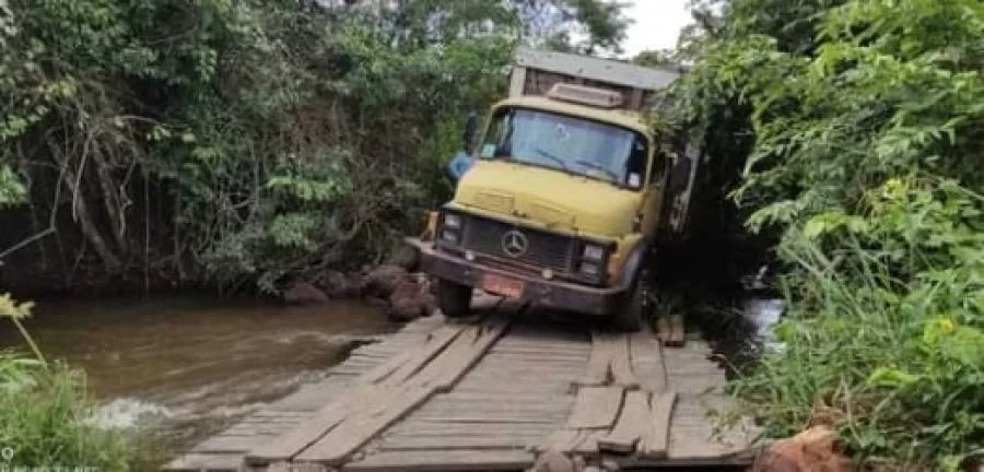 Principal suspeito de furtar gado no norte do TO é detido após caminhão gaiola ficar preso em ponte