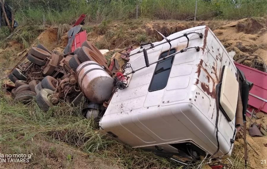 Acidente de trÃ¢nsito envolvendo carreta e camionete deixa vítima fatal em Palmas