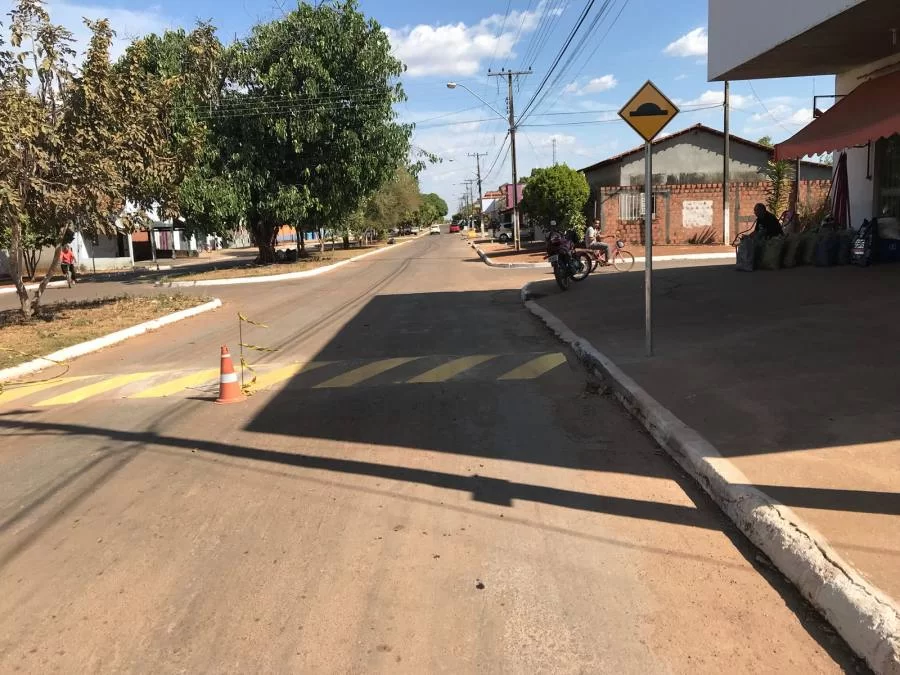 Prefeitura de Nova Olinda realiza reparos em faixas de pedestres e estradas vicinais