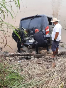 Motorista tenta desviar de buracos na TO-050 e cai em córrego; Bombeiros fizeram retirada do veículo