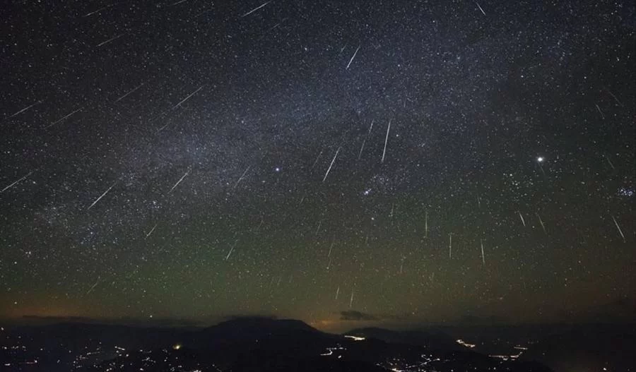 Chuvas de meteoros do cometa Halley atinge pico e colore o céu brasileiro nesta quinta-feira, 06