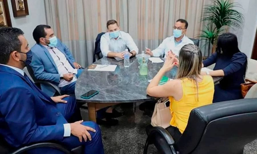 Wanderley Barbosa recebe estudantes de medicina para discutir retorno imediato de internato na UFT