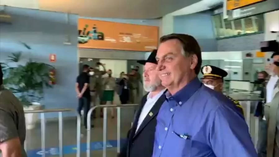 Jair Bolsonaro causa aglomeração em aeroporto de Palmas e cumprimenta moradores sem máscara