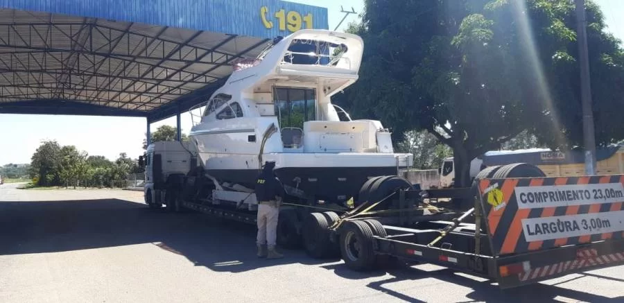 PRF flagra lancha sendo transportada de forma irregular e com documentação falsa em Paraíso